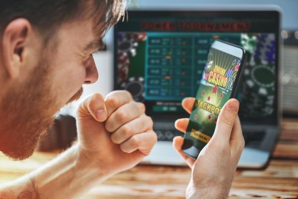 Berbagai permainan meja klasik termasuk poker dan blackjack yang tersedia di platform 4dslot